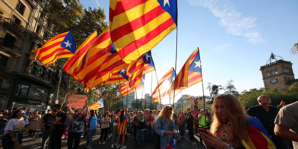 The case of Catalonia: understanding the political use of de facto independence referendums