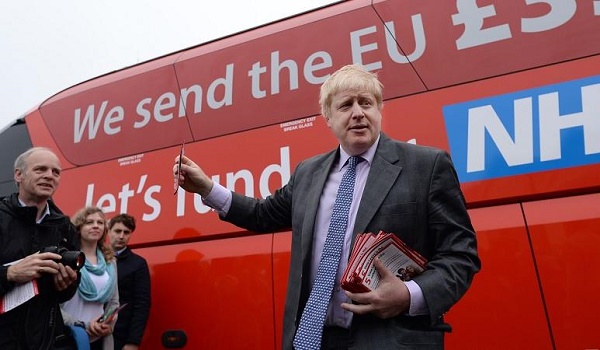 Boris Johnson campaigning for VoteLeave, in front of the battlebus with the writing: "We send the EU £350m a week. Let's fund our NHS instead". Via totalpolitics.com