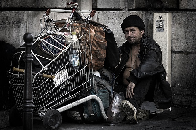 A homeless man. Credits: Eric Pouhier / Wikimedia Commons. (CC BY-SA 2.5)