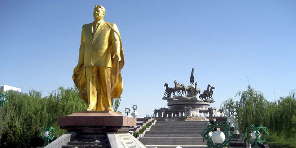 saparmurat niyazov statue